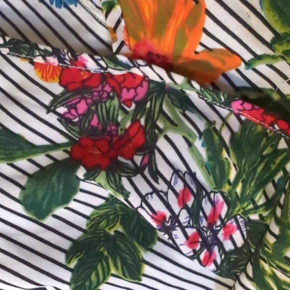 Floral Stripes  Black White Woman Shirt Blouse Top Size S Truth V-Neck LS - Picture 6 of 13